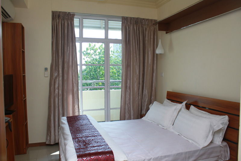 Surfview Raalhugandu Hotel Male Bagian luar foto
