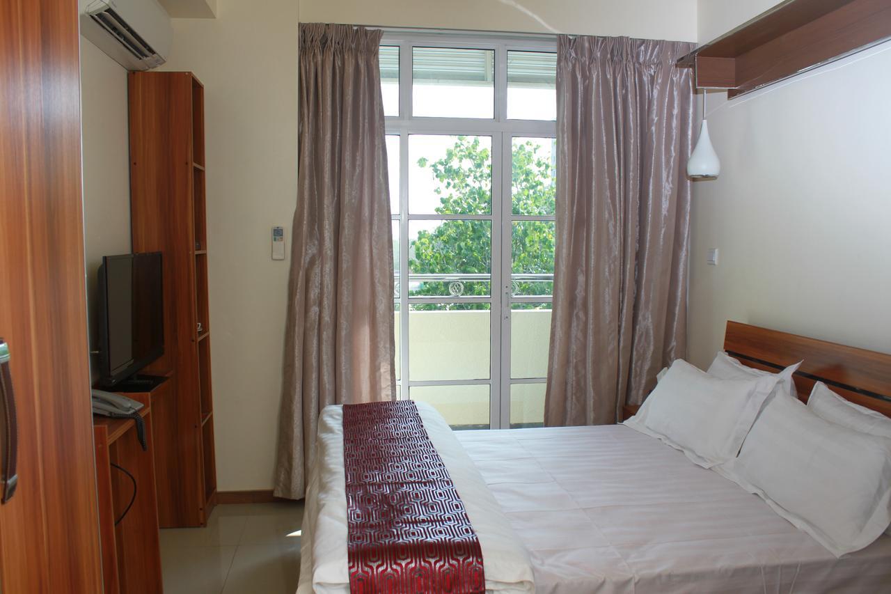 Surfview Raalhugandu Hotel Male Bagian luar foto